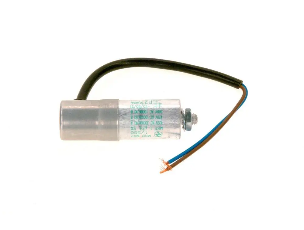 Transparenter zylindrischer Kondensator mit zwei Anschlüssen. Ein Kabel ist schwarz, das andere braun mit einem Kupferdraht. Gehäuse mit grüner Beschriftung, Marke Bosch erkennbar.